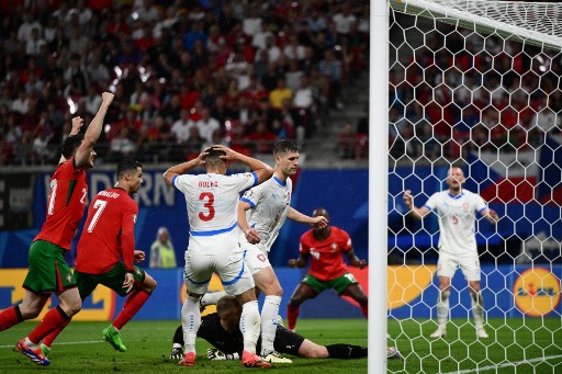 Portugal akhirnya mampu membobol gawang dari Ceko pada menit 69 berkat gol bunuh diri Robin Hranac yang gagal mengantisipasi bola muntah tepisan Stanek sehingga skor kembali sama kuat 1-1.