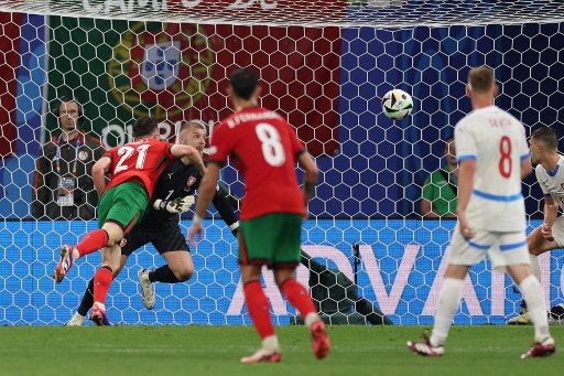 Portugal sempat membuat membalikkan keadaan menjadi 2-1 lewat sundulan Diogo Jota, akan tetapi dianulir oleh VAR karena Cristiano Ronaldo lebih dulu berada dalam posisi offside.