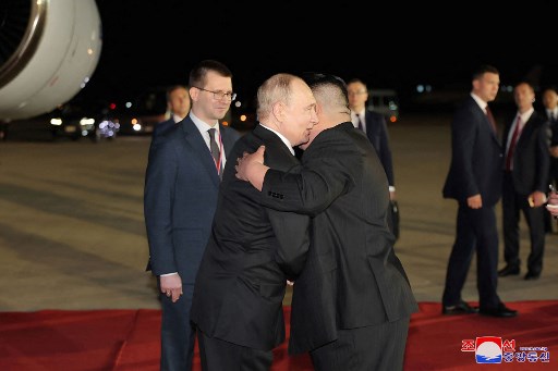 Presiden Rusia Vladimir Putin tiba di Korea Utara, Rabu, 19 Juni 2024, untuk kunjungan pertamanya dalam 24 tahun. Putin disambut dengan karpet merah dan pelukan pemimpin Korut Kim Jong Un.