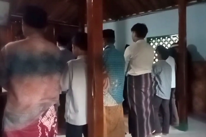 Menurut Sopani, sesepuh Aboge, Salat Iduladha baru hari ini dilaksanakan karena perhitungan kalender Jawa kuno menentukan jatuhnya pada Rabu. Meski berbeda dengan pemerintah, mereka melihat hal itu sebagai keberagaman yang harus tetap dijaga kerukunannya.