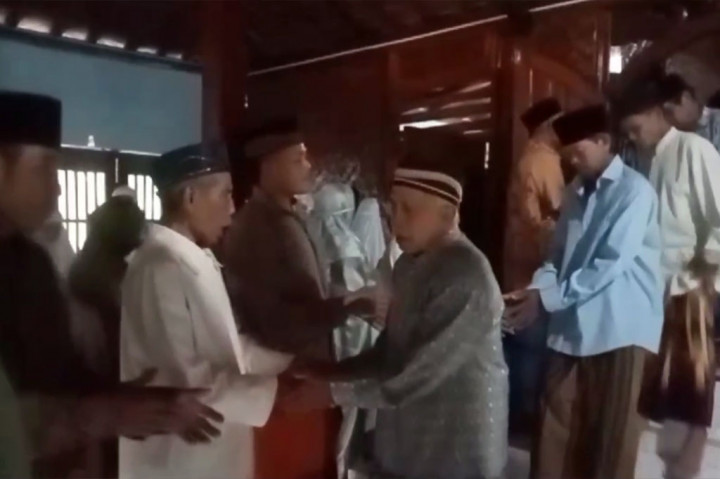 Seperti umat Muslim lainnya, usai menggelar Salat Iduladha, para penganut Aboge juga bermaaf-maadan dan memotong hewan kurban yang akan dibagikan kepada masyarakat sekitar yang membutuhkannya. 