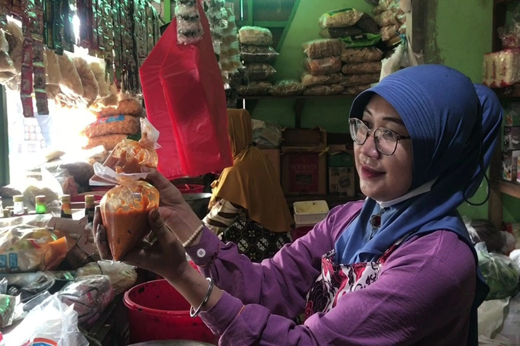 Seperti terlihat di toko bumbu jadi di Pasar Porong Kecamatan Porong Kabupaten Sidoarjo. Di tempat ini menjual 10 varian aneka bumbu jadi, mulai bumbu krengsengan, gulai, rawon, dan bumbu lainnya.