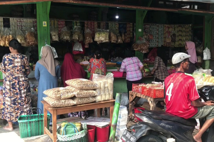 Pada momen Iduladha, penjual bumbu jadi ini diserbu pembeli. Banyak warga membutuhkan bumbu jadi, untuk mengolah daging kurban yang mereka dapatkan.