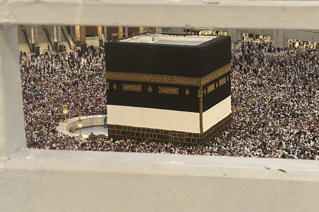 Jemaah haji dari berbagai negara, termasuk jemaah Indonesia, sedang melaksanakan tawaf ifadah di Kakbah, Makkah, Arab Saudi, Rabu, 19 Juni 2024.