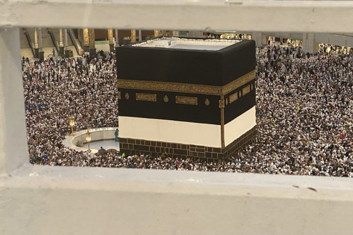 Jemaah haji dari berbagai negara, termasuk jemaah Indonesia, sedang melaksanakan tawaf ifadah di Kakbah, Makkah, Arab Saudi, Rabu, 19 Juni 2024.