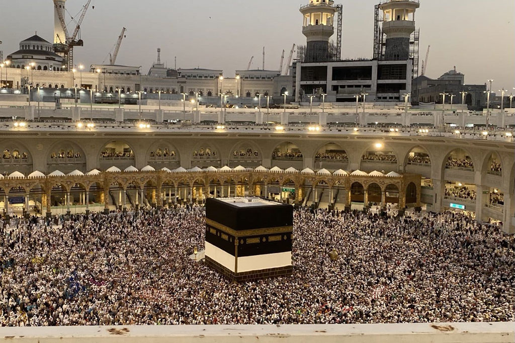 Masjidil Haram terlihat dipenuhi jemaah haji, Rabu pagi waktu setempat. Area tawaf di lantai dasar, lantai dua, dan lantai tiga, semua penuh.  