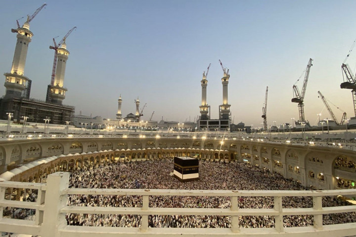 Jemaah haji melakukan tawaf usai mabit di Mina dan melajutkan lontar jumrah.