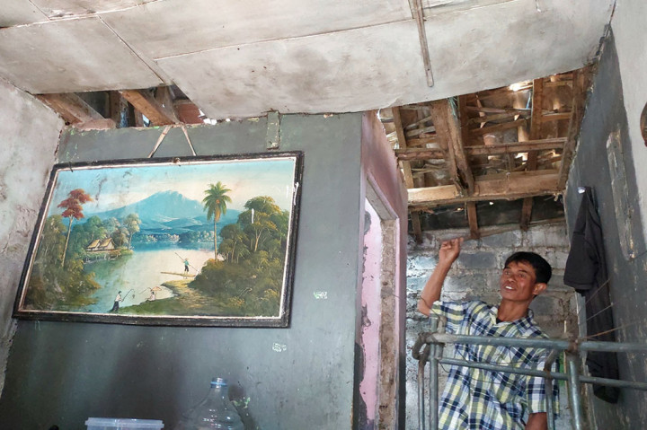 Sudah puluhan tahun, Saepudin, 47, tinggal bersama istri dan tiga anaknya di sebuah rumah sederhana di pinggiran kota. Rumah mereka mengalami kondisi yang memprihatinkan dengan atap bocor dan dinding yang rapuh.