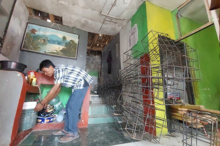 Warga Kampung Campaka, RT 07 RW 15 Kampung Cempaka, Kelurahan Citeurep, Kecamatan Cimahi Utara ini telah lama menempati rumah peninggalan orang tuanya.