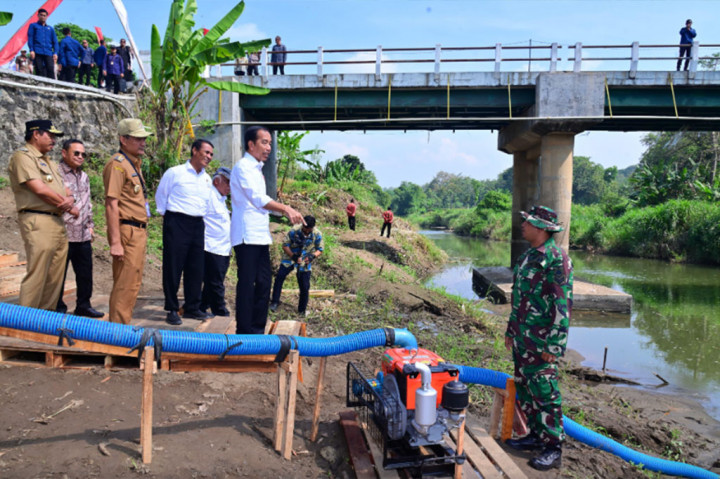 Proyek pompanisasi ini melibatkan pengambilan air dari sungai dan air tanah untuk mendukung irigasi di musim kering. Presiden juga menyatakan bahwa hujan buatan akan dimaksimalkan di akhir musim hujan untuk mendukung upaya ini.