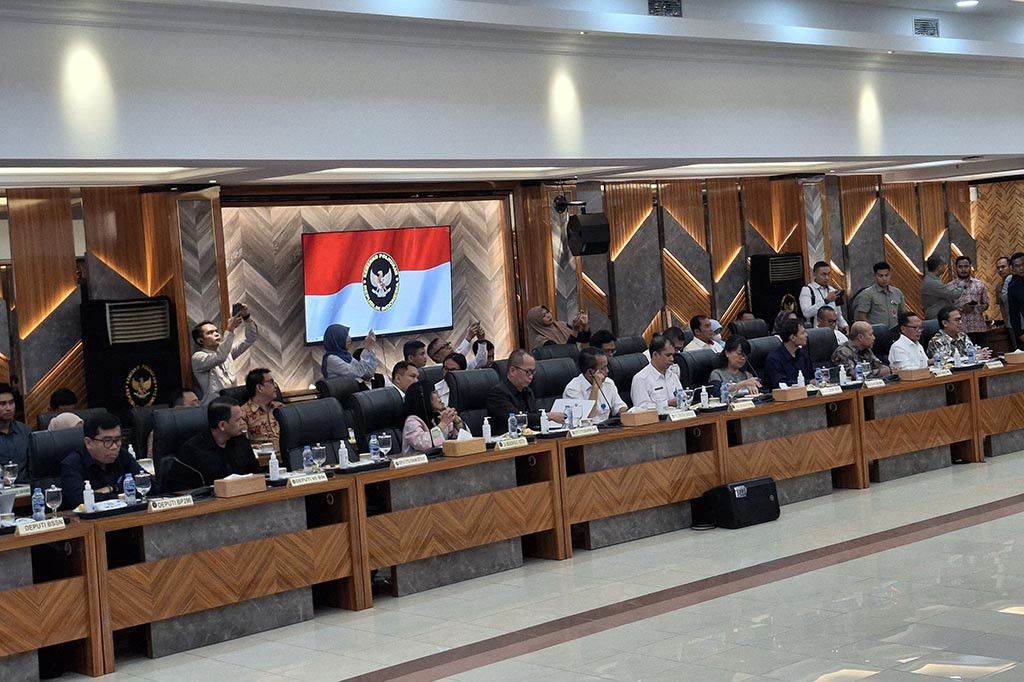 Hingga saat ini, rapat tersebut masing berlangsung di Gedung A Lantai 6 Kantor Kemenko Polhukam RI.