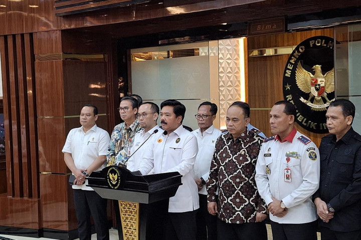 Dari pantauan ANTARA di lokasi rapat pada pukul 14.42 WIB, rapat tersebut dimulai dengan datangnya Hadi ke ruangan rapat bersama Menteri Komunikasi dan Informatika Budi Ari Setiadi dan Kepala Pusat Pelaporan dan Analisis Transaksi Keuangan (PPATK) Ivan Yustiavandana.