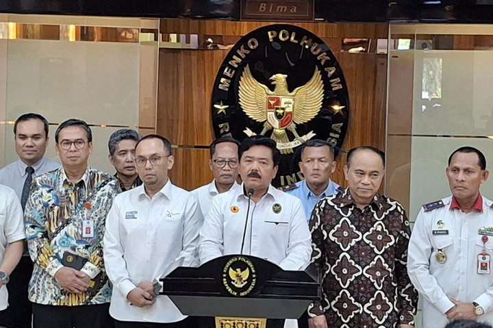 Sesaat setelah Hadi membuka rapat tersebut, awak media yang sudah berada di dalam ruangan diminta untuk keluar lantaran rapat berlangsung secara tertutup.