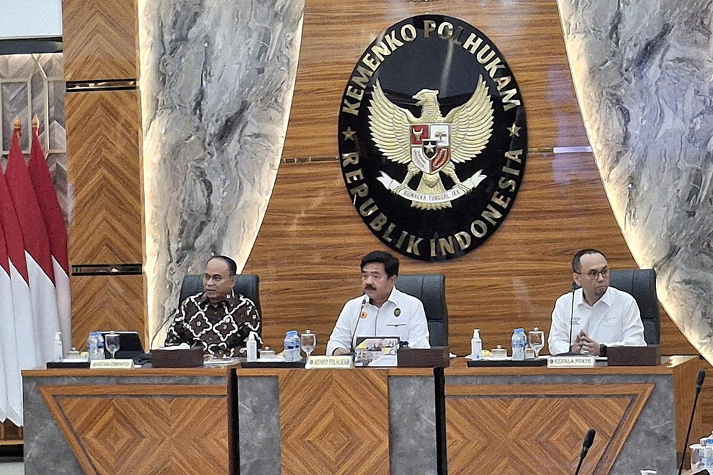 Menteri Koordinator Bidang Politik Hukum dan Keamanan (Menko Polhukam) Hadi Tjahjanto memimpin rapat kerja Satgas Judi Online di kantor Kemenko Polhukam RI, Jakarta Pusat, Rabu, 19 Juni 2024.