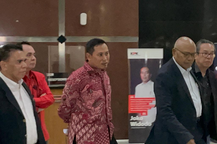 Komisi Pemberantasan Korupsi (KPK) rampung memeriksa staf Sekjen PDIP Hasto Kristiyanto, Kusnadi terkait kasus suap pergantian antarwaktu (PAW) angggota DPR dengan tersangka sekaligus buronan Harun Masiku. Menurutnya, penyidik bertanya soal komunikasinya dengan sejumlah staf di DPP PDIP.