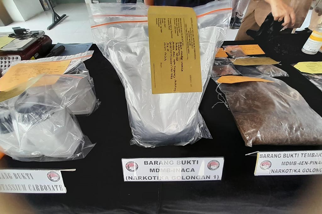 Saat penangkapan FH dan HN, petugas menemukan tembakau sintetis seberat 11,57 gram siap edar yang diterima keduanya dari tersangka lain berinisial MI yang berbasis di Kecamatan Ciputat, Kota Tangerang Selatan.