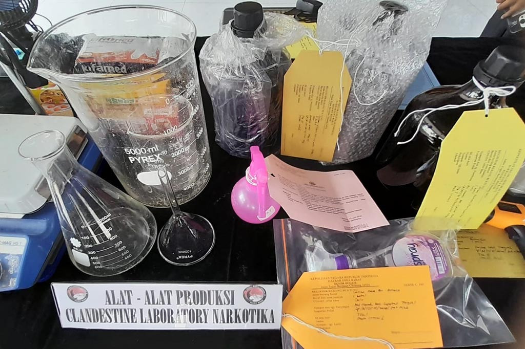 Satuan Reserse Narkoba Polres Bogor kemudian melakukan pengembangan dengan menangkap dua tersangka lain berinisial FH dan HN di hari dan desa yang sama sekitar pukul 22.00 WIB.