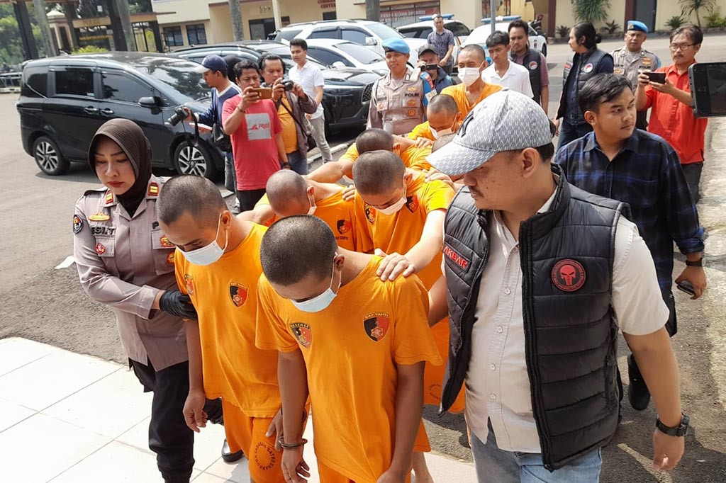 Kepolisian Resor Bogor mengungkap rumah produksi tembakau sintetis di Kota Tangerang Selatan, Banten, hasil dari pengembangan kasus peredaran narkoba di Kabupaten Bogor, Jawa Barat.