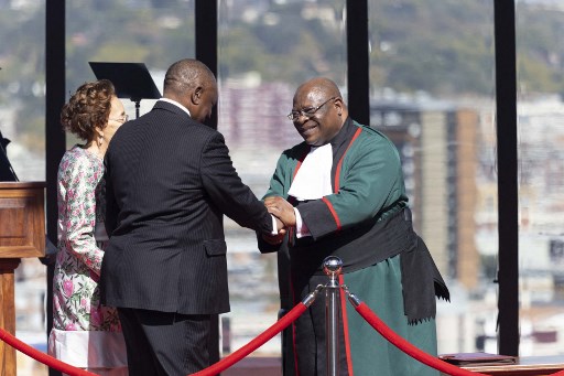 Zondo kemudian memberi selamat kepada Ramaphosa dan mempersilakannya menandatangani sertifikat pelantikan. Selepas itu, ia mengumumkan bahwa Ramaphosa telah dilantik sebagai presiden.