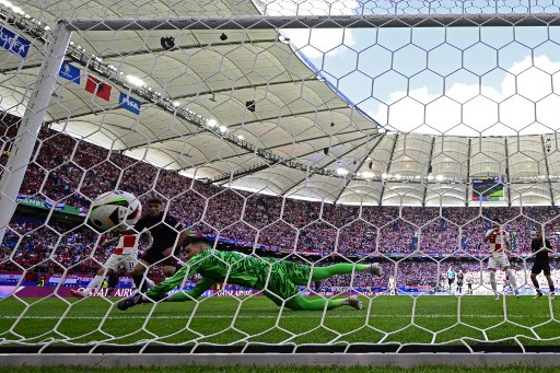 Albania tampil meyakinkan dan membuat Kroasia kesulitan mengembangkan permainannya. Tim asuhan Sylvinho kemudian unggul lebih dulu saat pertandingan baru berjalan 11 menit.