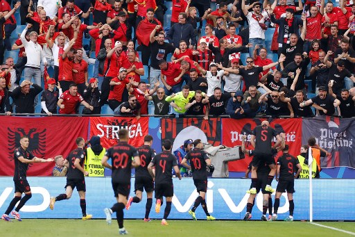 Umpan silang Jasir Asani dari sisi kanan disambut sundulan Qazim Laci di kotak penalti yang sukses menjebol gawang Dominic Livakovic. Skor 1-0 bertahan hingga jeda.