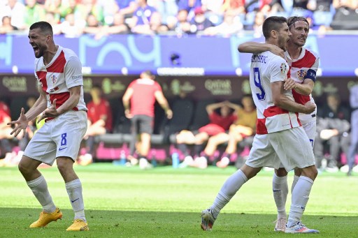 Kroasia baru bisa menyamakan kedudukan pada menit ke-74 lewat Andrej Kramaric. Penyerang Hoffenheim itu menguasai bola hasil umpan Ante Budimir sebelum melepaskan tembakan mendatar ke arah tiang dekat yang gagal diantisipasi kiper Albania, Thoma Strakosha. Kedudukan berubah menjadi 1-1.