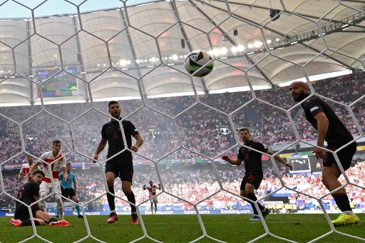 Dua menit berselang, Kroasia berbalik memimpin lewat gol bunuh diri Klaus Gjasula. Gol ini berawal dari tembakan Luka Sucic yang memanfaatkan sebuah umpan silang. Tendangan Sucic masih bisa dibendung kapten Albania, Berat Djimsiti. Namun bola rebound justru membentur Gjasula dan masuk gawang sendiri. Kroasia unggul 2-1.