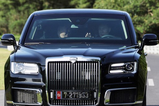 Keduanya berkendara satu putaran dengan mobil Aurus, kendaraan limousin mewah buatan Rusia untuk menandai akhir pembicaraan keduanya. Aurus merupakan mobil resmi Kepresidenan Putin.