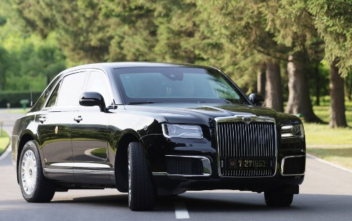 Seperti diketahui, pada Februari 2024, Kim Jong Un mendapat hadiah mobil Aurus dari Putin. Putin kemudian memberikan hadiah serupa dalam kunjungannya kali ini.