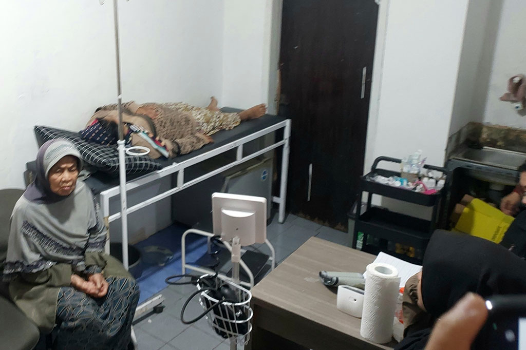 Kasus keracunan massal terjadi di Kampung Keramat, RT 02 RW 07, Desa Cikahuripan, Kecamatan Lembang, Kabupaten Bandung Barat, Jawa Barat. Puluhan korban sempat dirawat di sejumlah klinik dan rumah sakit setempat.