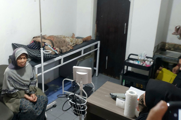 Kasus keracunan massal terjadi di Kampung Keramat, RT 02 RW 07, Desa Cikahuripan, Kecamatan Lembang, Kabupaten Bandung Barat, Jawa Barat. Puluhan korban sempat dirawat di sejumlah klinik dan rumah sakit setempat.