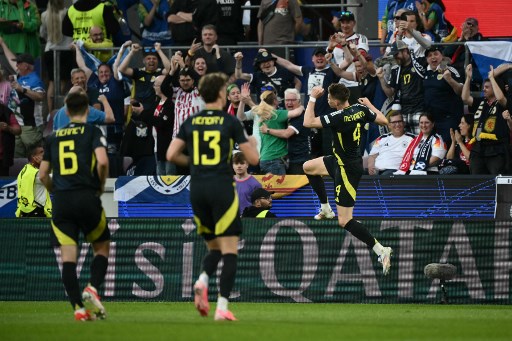 Skotlandia mampu mencuri keunggulan terlebih dahulu lewat skema serangan balik, Scott McTominay kemudian melepaskan tendangan yang masuk ke gawang Swiss pada menit ke-13 sehingga skor berubah menjadi 1-0.