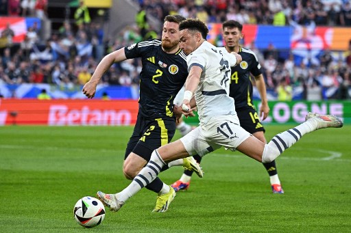 Tertinggal satu gol membuat Swiss bermain keluar menyerang, dan  mendapatkan peluang lewat tendangan Ruben Vargas yang masih dapat dihalau lini pertahanan Skotlandia.