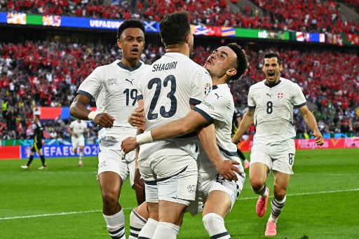 Swiss akhirnya mampu menyamakan kedudukan pada menit 26 lewat gol yang dicetak oleh Xherdan Shaqiri memanfaatkan kesalahan lini pertahanan Skotlandia sehingga skor kembali sama kuat 1-1.