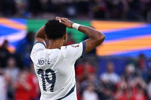 Skuad asuhan Murat Yakin sempat berbalik unggul melalui gol yang dicetak oleh Dan Ndoye, namun gol tersebut dianulir karena pemain tersebut lebih dulu berada dalam posisi offside. Skor sama kuat 1-1  bertahan hingga turun minum.