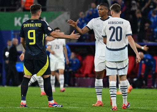 Pada sisa waktu pertandingan, pemain kedua kesebelasan tetap bermain terbuka dan saling melancarkan serangan, namun hingga peluit panjang dibunyikan skor 1-1 tetap bertahan.