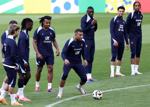 Kapten Prancis Kylian Mbappe mengambil bagian dalam latihan pada Rabu, 19 Juni 2024 sore waktu setempat, dua hari setelah hidungnya patah pada laga pembuka Liga Eropa melawan Austria.
