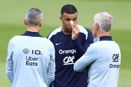 Mbappe, yang telah mencetak 47 gol dalam 80 penampilan untuk negaranya, mengikuti sesi latihan dengan perban besar di hidungnya, tetapi tanpa masker pelindung apa pun.