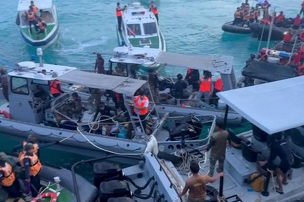Sirene terus-menerus berbunyi saat kedua belah pihak saling berteriak dan pihak Tiongkok menghancurkan kapal angkatan laut Filipina dengan tongkat dan mengambil apa yang tampak seperti tas dengan tongkat.