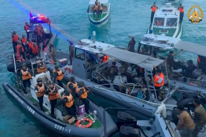 Video dan foto yang dikeluarkan oleh militer Filipina pada Rabu, 19 Juni malam, menunjukkan kekacauan di perairan dangkal tersebut, dengan personel Tiongkok di atas kapal mengacungkan pisau, kapak, dan tongkat saat mengepung dua kapal pasokan Angkatan Laut Filipina di samping pos terdepan Manila.