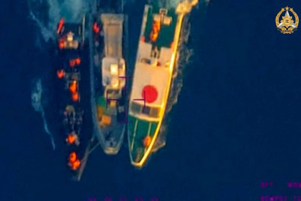 Beberapa kapal penjaga pantai Tiongkok menyergap kapal laut Filipina di Second Thomas Shoal, Laut China Selatan pada Senin, 17 Juni 2024.