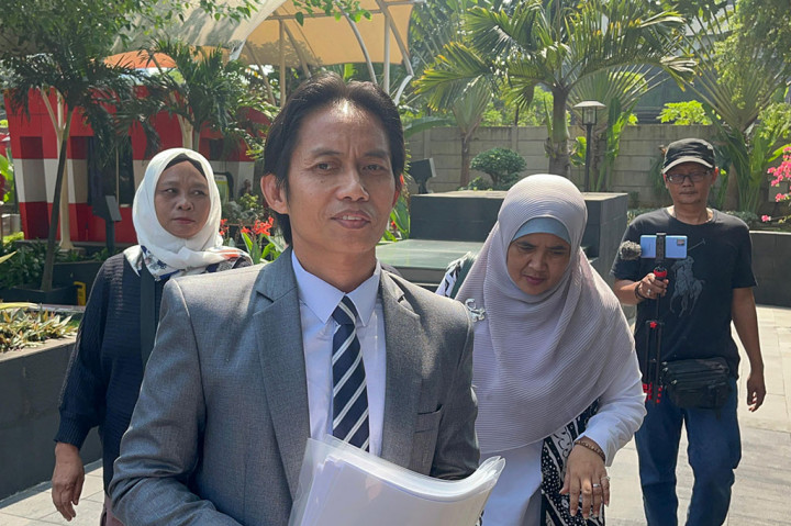 Kuasa hukum beserta keluarga tersangka kasus pembunuhan Vina, Pegi Setiawan menyambangi Komisi Pemberantasan Korupsi (KPK) hari ini, 20 Juni 2024. Mereka meminta Lembaga Antirasuah melakukan pemantauan dalam persidangan praperadilan yang akan digelar.