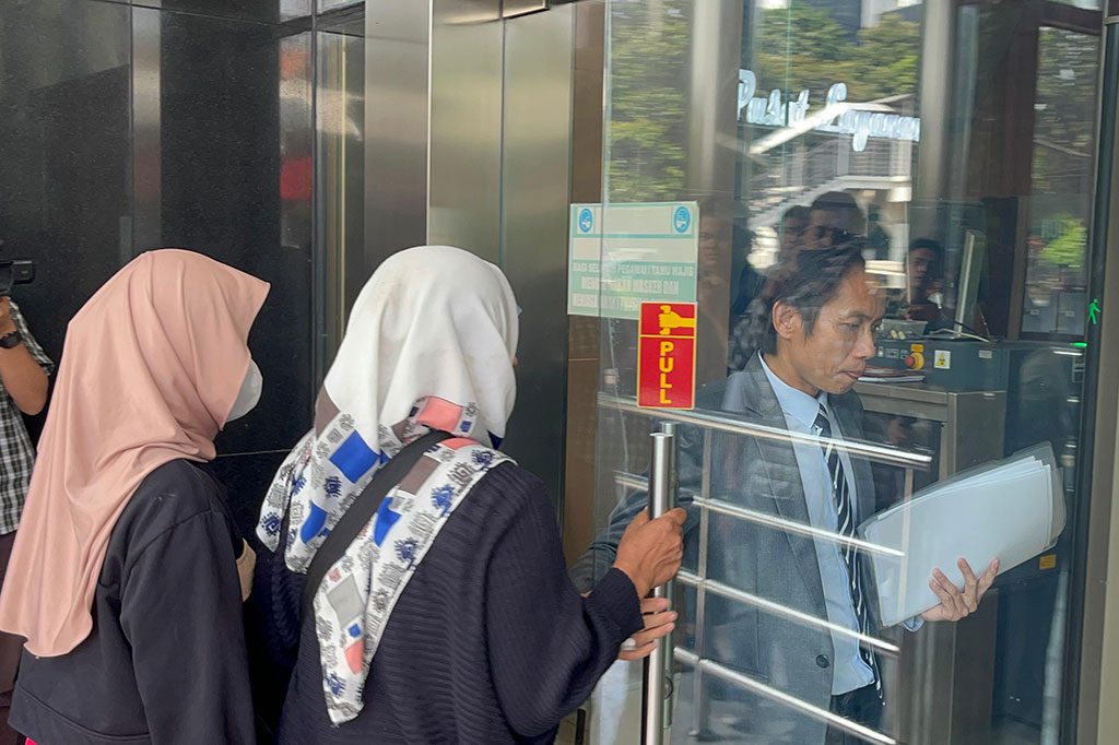 “Kami melihat kasus ini terkesan dipaksakan, sehingga ketika kami gugat praperadilan, kami khawatir dengan alat bukti yang dimiliki, yang menurut kami sangat minim,” ucap Toni.