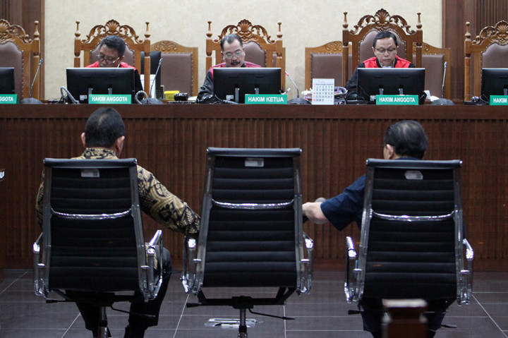 Dia menyebutkan Achsanul telah terbukti secara sah dan meyakinkan bersalah melakukan tindak pidana korupsi sebagaimana dalam dakwaan alternatif ketiga penuntut umum, yakni Pasal 11 Undang-Undang (UU) Nomor 31 Tahun 1999 tentang pemberantasan tindak pidana korupsi sebagaimana telah diubah dengan UU Nomor 20 Tahun 2001.