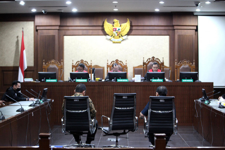 Vonis tersebut lebih ringan dari tuntutan penuntut umum, yakni pidana penjara lima tahun dan denda Rp500 juta subsider enam bulan kurungan.