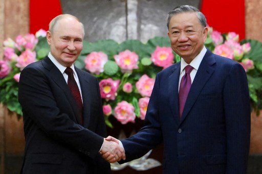 Presiden Vietnam To Lam mengucapkan selamat atas terpilihnya kembali Putin dan memuji pencapaian Rusia, termasuk stabilitas politik dalam negeri, saat keduanya bertemu di Hanoi.