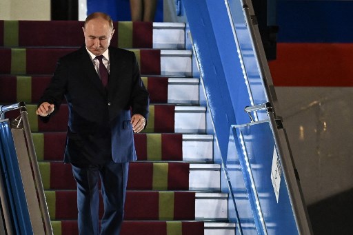 Presiden Rusia Vladimir Putin pada Kamis, 20 Juni 2024 pagi, tiba di Vietnam, menyusul kunjungannya ke Korea Utara (Korut). Putin mendapat penghormatan dengan tembakan sebanyak 21 kali.