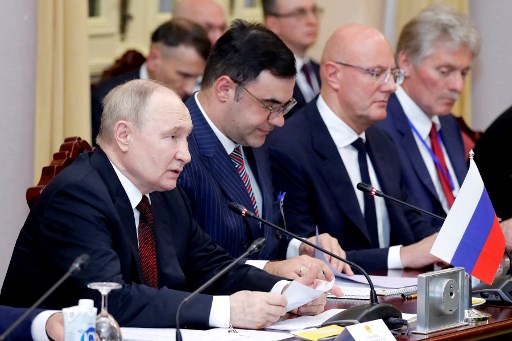Putin menanggapinya dengan mengatakan memperkuat kemitraan strategis komprehensif dengan Vietnam adalah salah satu prioritas Rusia.