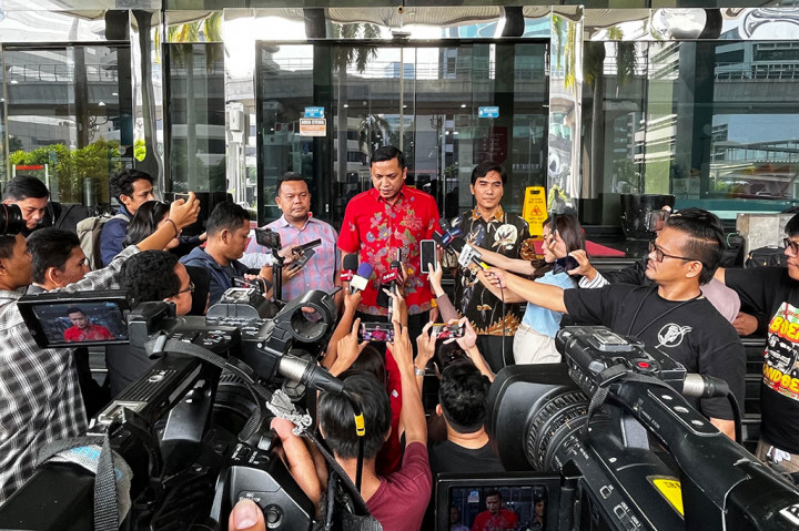 Ronny menjelaskan bukti baru yakni berkas penyitaan barang yang diberikan KPK usai Kusnadi diperiksa, kemarin. KPK dinilai memanipulasi dokumen. “Di dalam pemeriksaan, teman-teman, bahwa surat diberikan tanggal dengan surat yang sama, tetapi tanggalnya dirubah, yaitu tanggal 10 Juni 2024, seperti di pemeriksaan yang awal,” ujarnya.