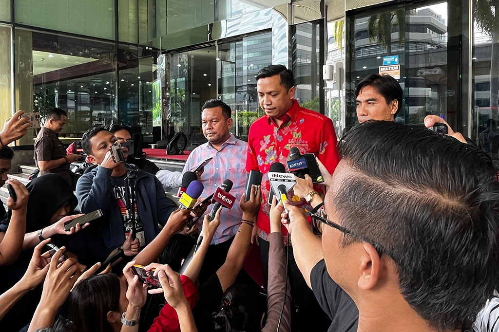 “Hari ini, kami dari penasihat hukum Saudara Kusnadi, saya Ronny Talapessy, bersama Bung Alvon Kurnia Palma, dan Bung Yohannes Tobing, menyampaikan beberapa poin kita hari ini, kita sampaikan ke Dewas,” kata Pengacara Kusnadi, Ronny Talapessy di Kantor Dewas KPK, Jakarta Selatan, Kamis, 20 Juni 2024.